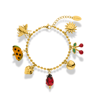 Vergoldetes Edelstahlarmband mit bunten Sommeranhängern wie Marienkäfer, Erdbeere & Biene – Ladybug Charm Armband von Cala Rose